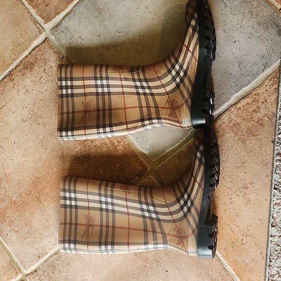 Burbury Rain Boots - Picture 1 of 4